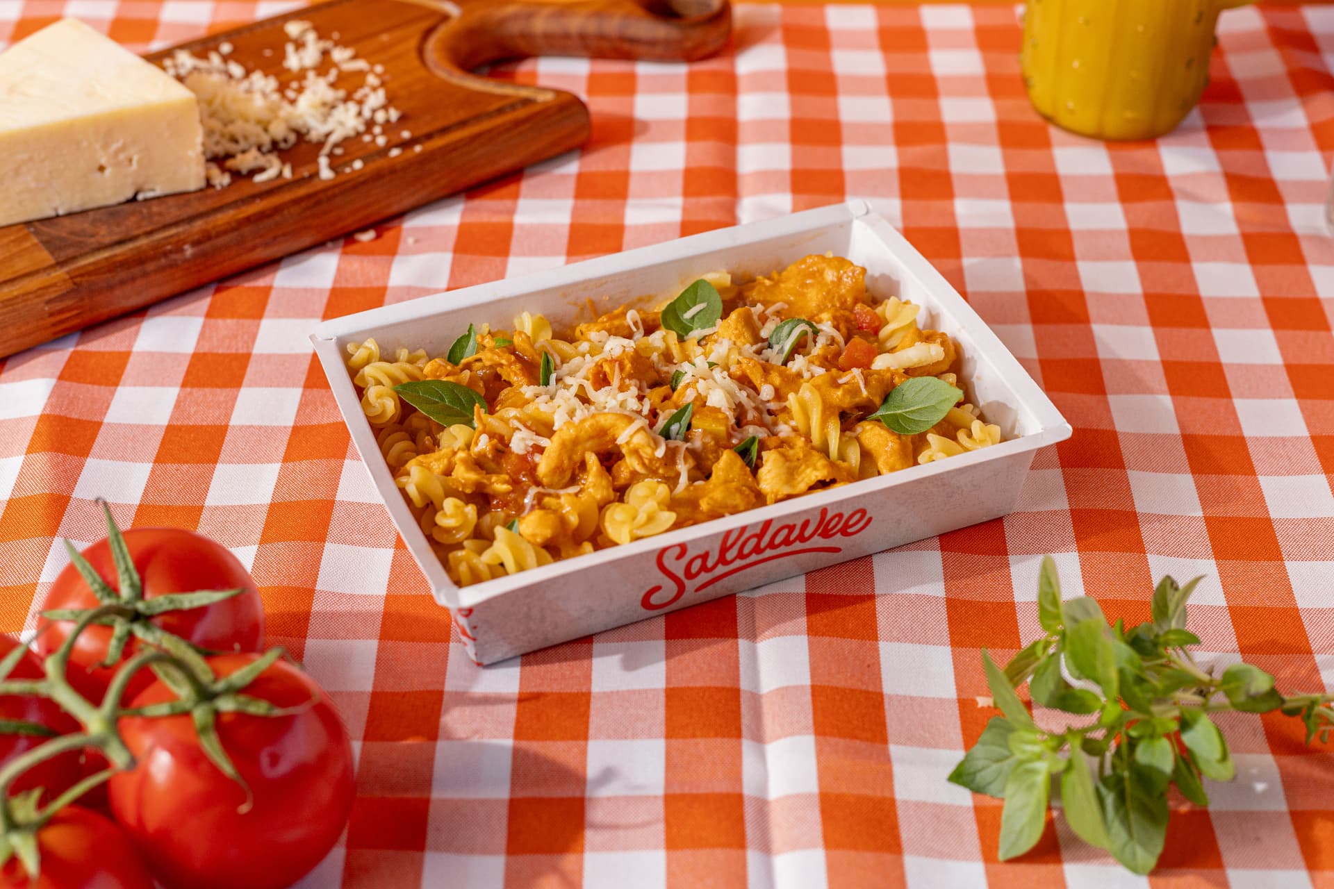 Fusilli de Frango ao Molho Caprese — linha Frango da Saldavee